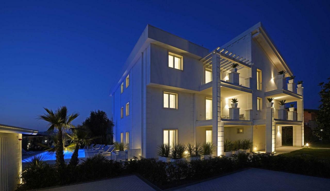 Villa Bianca Luxury Apartments Desenzano del Garda Esterno foto