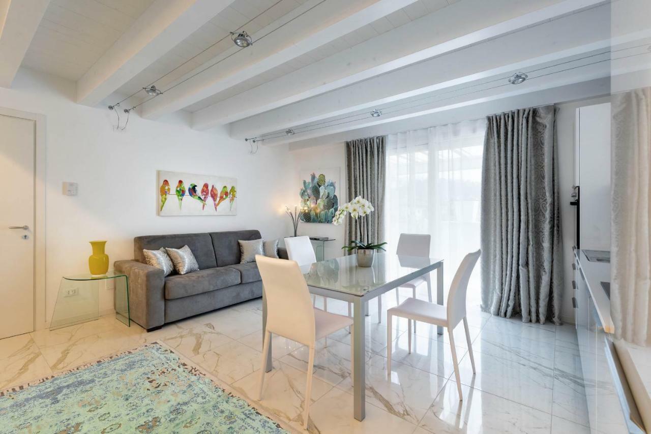Villa Bianca Luxury Apartments Desenzano del Garda Esterno foto