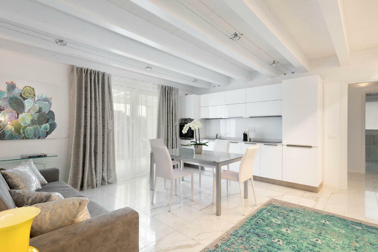 Villa Bianca Luxury Apartments Desenzano del Garda Esterno foto