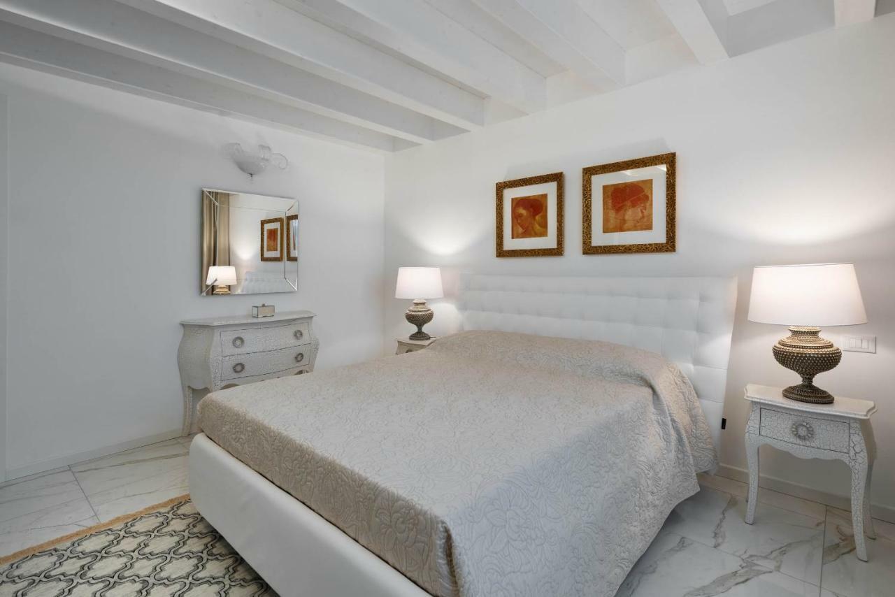 Villa Bianca Luxury Apartments Desenzano del Garda Esterno foto